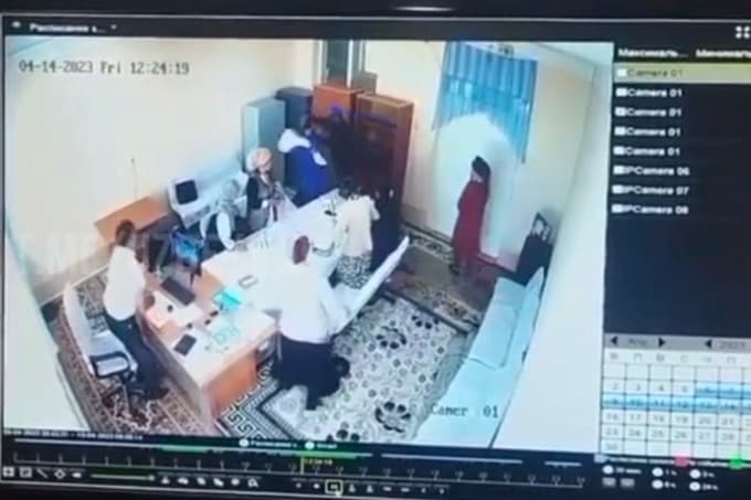 «Har bir gapimga qaytarib uraverdi» – Surxondaryoda kaltaklangan o‘qituvchi ayol voqea tafsilotlarini so‘zlab berdi