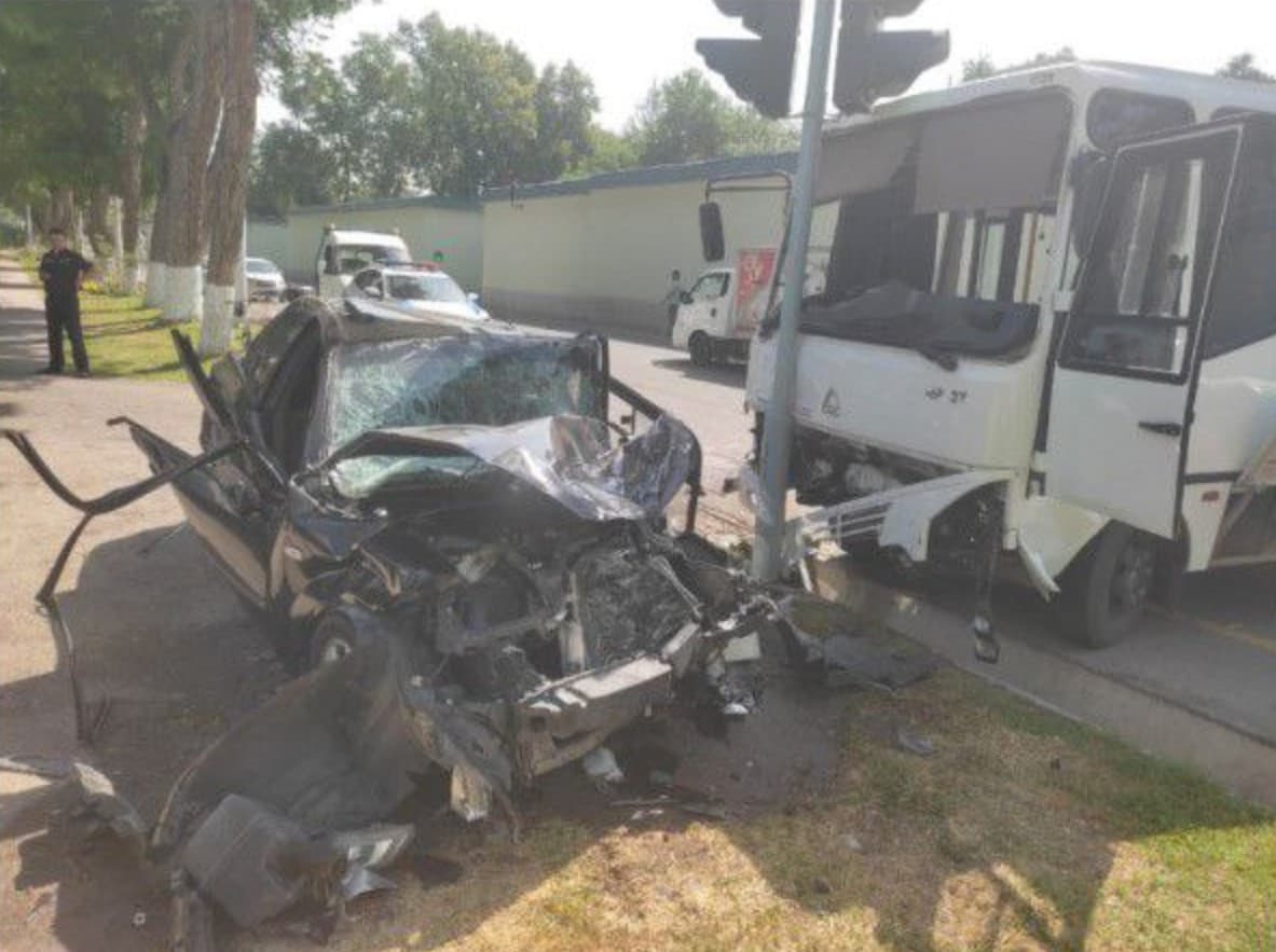 Lacetti driver dies after collision with a bus in Tashkent