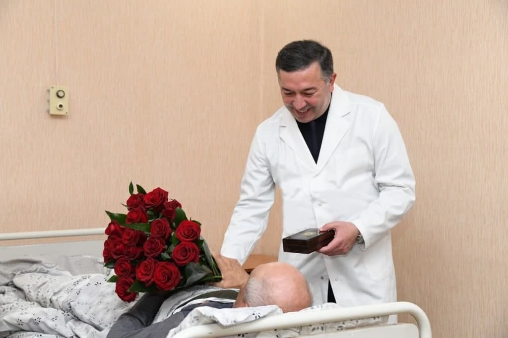 Мусаев навестил 64-летнего водителя скорой помощи в больнице