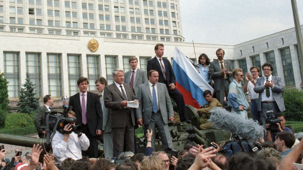 Tank ustidagi odamlar. 1991 yilda Oq uyda Yelsinning yonida bo‘lganlarning keyingi taqdiri qanday kechdi?