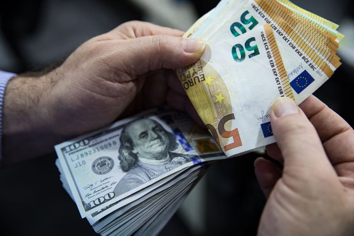 Доллар и евро начали неделю с роста