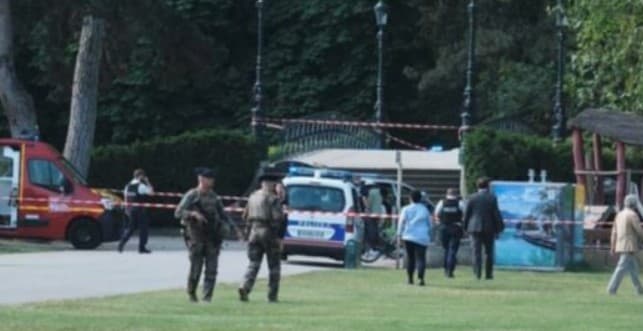 На востоке Франции мужчина, вооруженный ножом, напал на группу детей