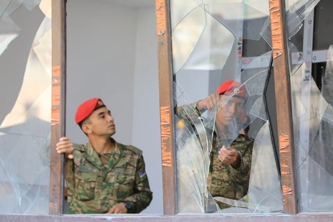 Foto: Sergelida aholiga yordam ko‘rsatayotgan harbiylar