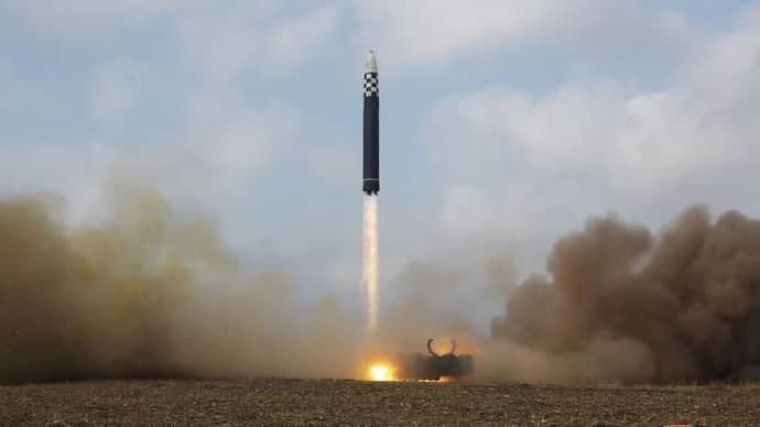 Yaponiya Şimoliy Koreya raketa uçirganidan keyin evakuatsiya haqida e’lon qildi
