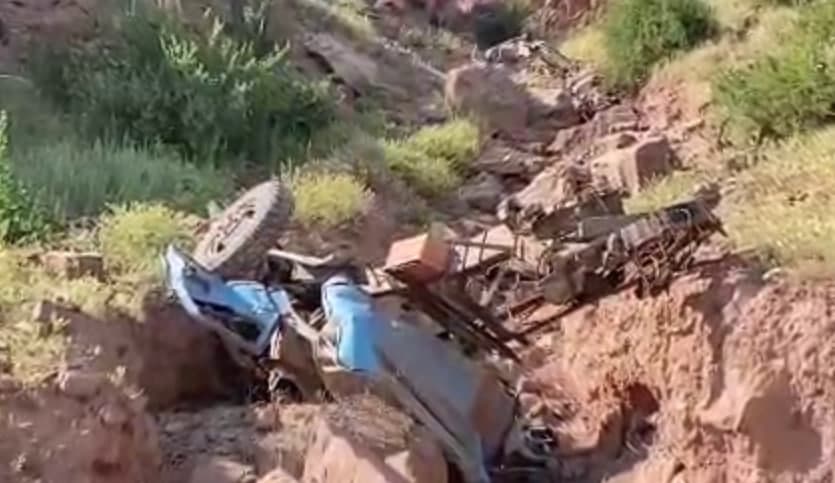 Surxondaryoda yuk maşinasi jarlikka quladi, haydovçi halok böldi (video)