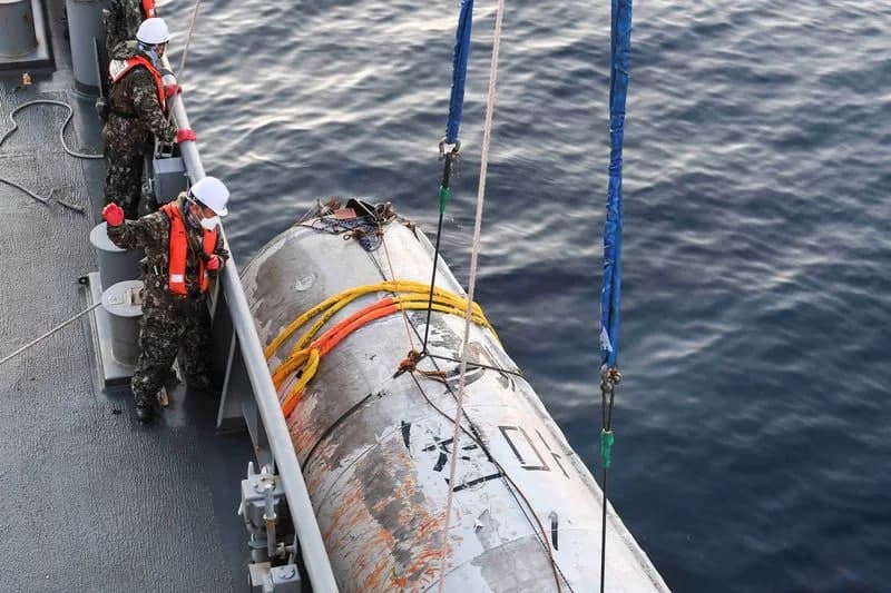 Жанубий Корея ҳарбийлари денгиздан КХДР ракета ташувчиси парчаларини топди