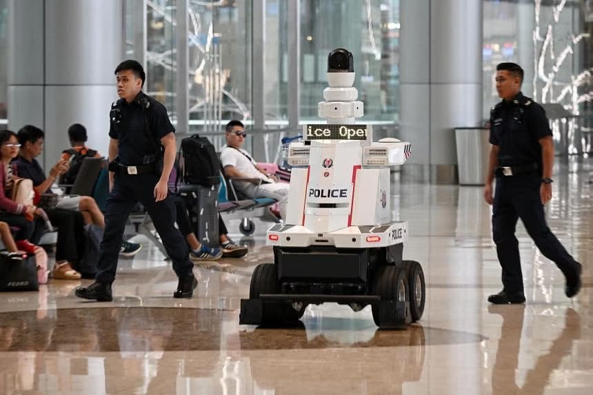 Singapur aeroportida politsiyaçi robotlar iş boşladi