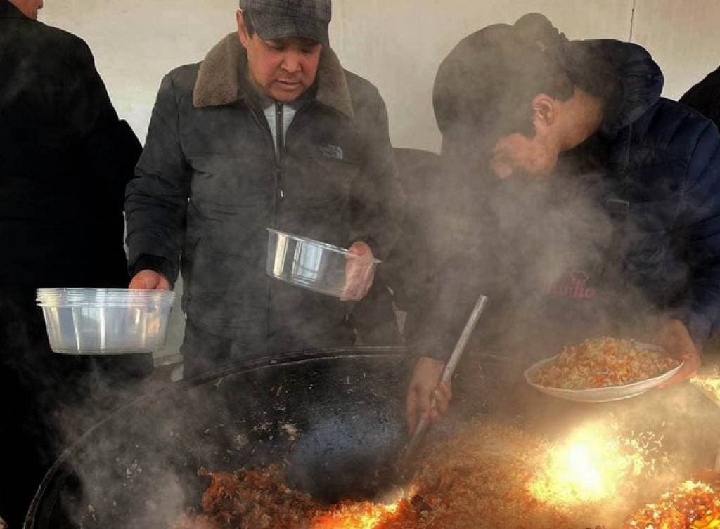 В Джизаке жителям раздали плов