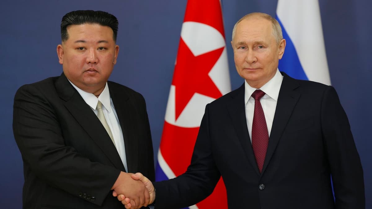 Путин Ким Чен Инга скафандр қўлқопини совға қилди