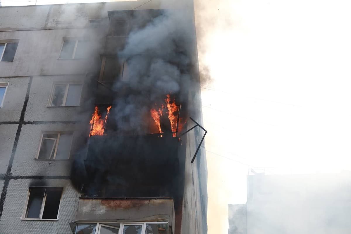 Zaporijjyada ko‘p qavatli uyga raketa kelib urildi (video)