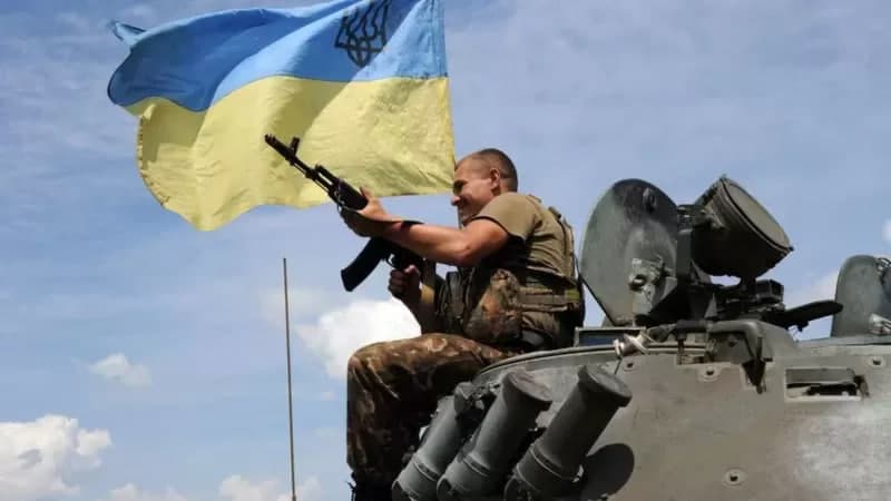 Ukrainadagi safarbarlik: hukumat qanday qilib odamlarni harbiy komissariatlarga borishga va qo‘rqmaslikka undamoqda?