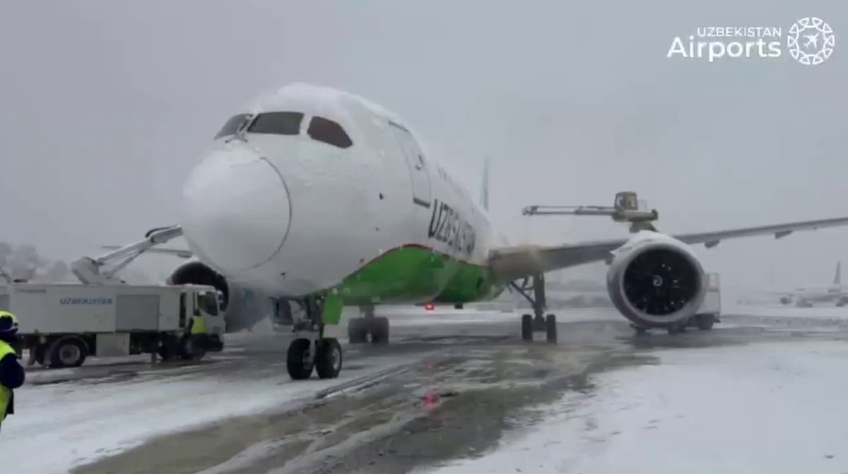 В Uzbekistan Airports показали, как проводится противообледенительная обработка самолёта