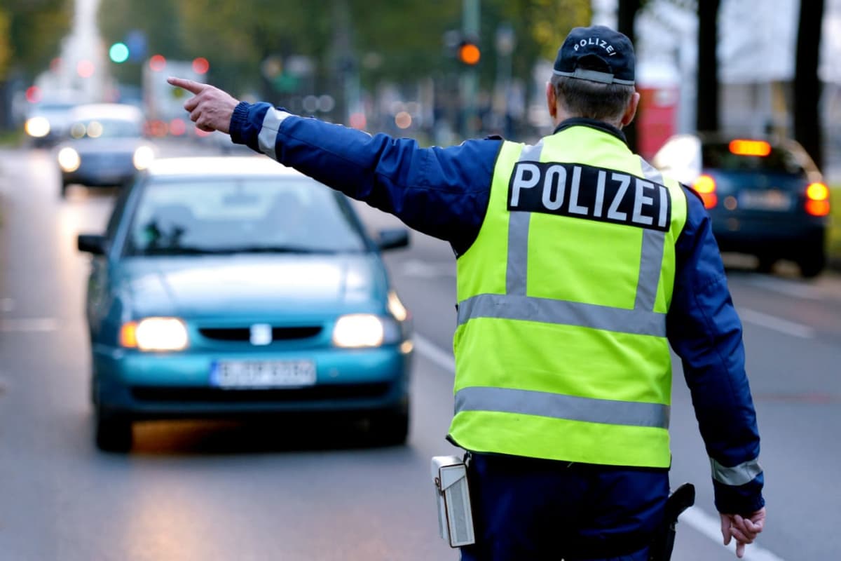 Germaniyada Z belgisini mashinaga yopishtirib olgan shaxs 4000 yevro jarimaga tortildi