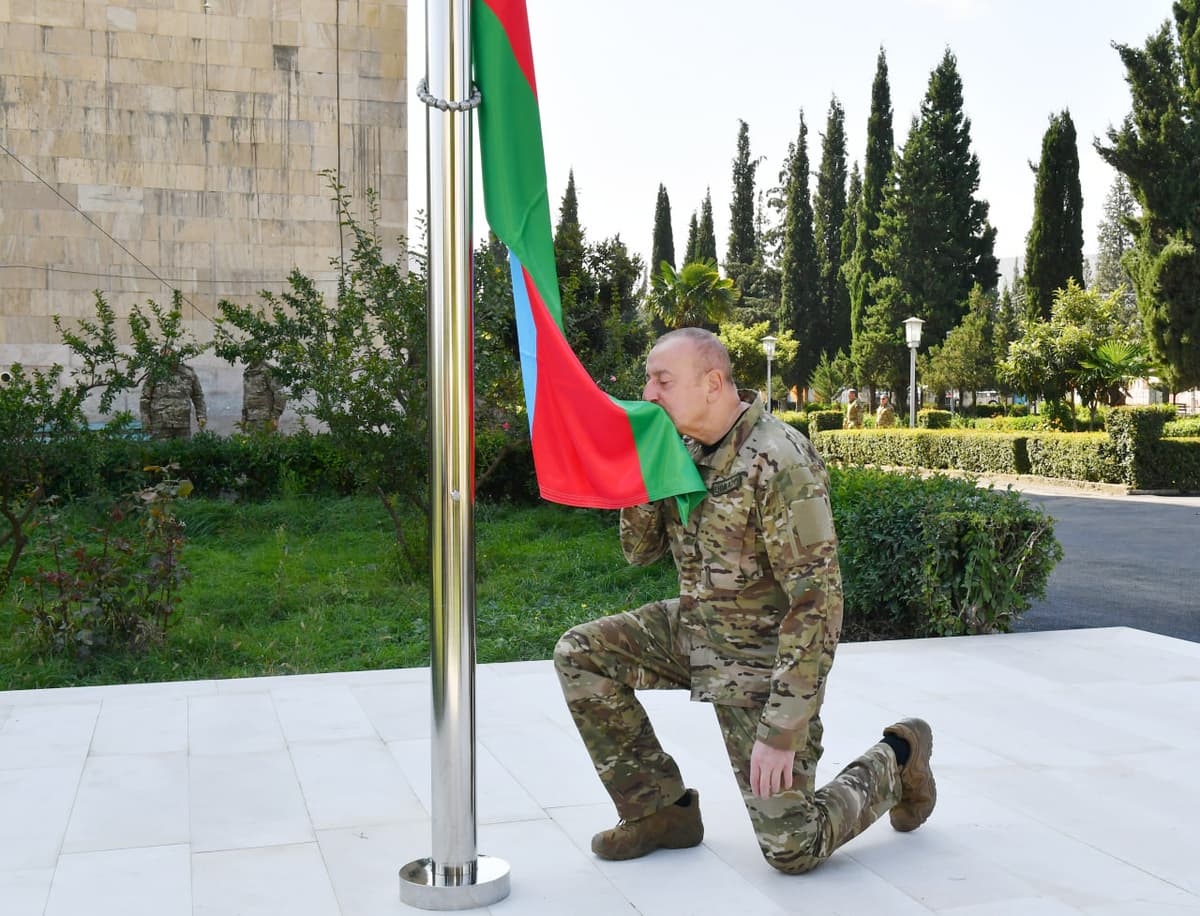 Aliyev Qorabog‘ markazida Ozarboyjon bayrog‘ini ko‘tardi