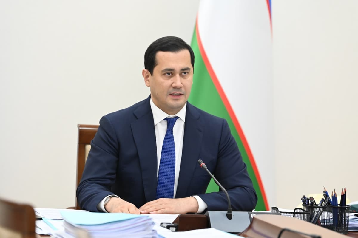 Sardor Umrzoqov energetika masalasida yig‘ilish o‘tkazmoqda. Hududlarga qo‘shimcha mas’ullar biriktirildi