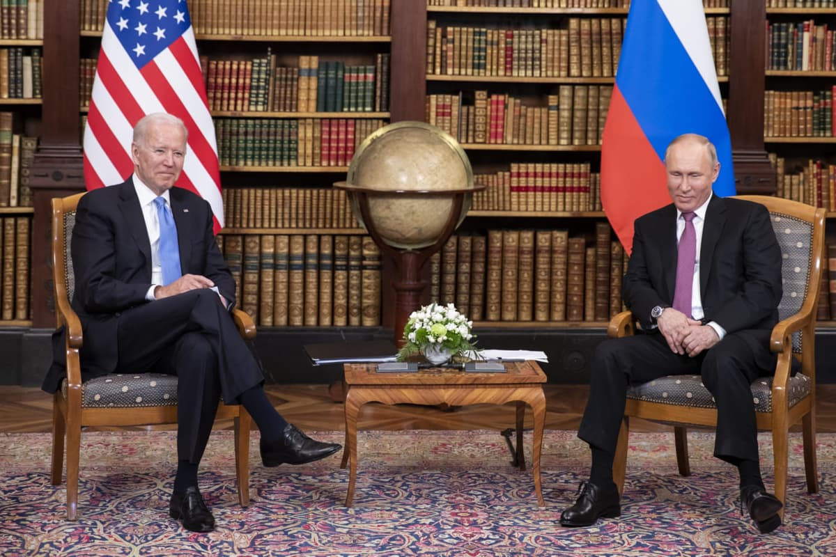 Putin Ukraina urushidan oldin Bayden bilan sovg‘a almashgani ma’lum bo‘ldi
