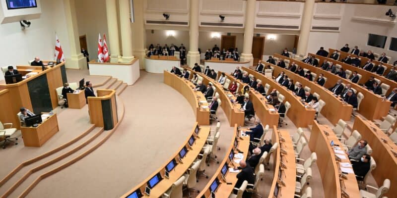 Gruziyada «xorijiy agentlar» haqidagi qonun loyihasi tayyorlandi. YeI ogohlantiriş bilan çiqdi