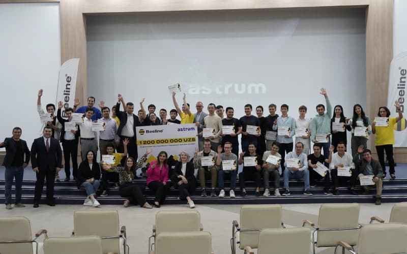 50 nafar yosh IT-mutaxassislar Beeline Uzbekistanʼdan grantlar yutib olishdi