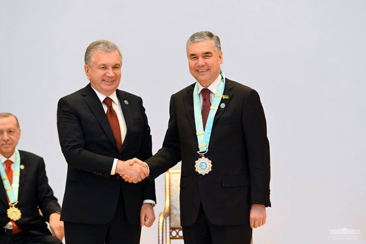 Shavkat Mirziyoyev Erdo‘g‘an va Berdimuhamedovga Turkiy dunyo oliy ordenini topshirdi