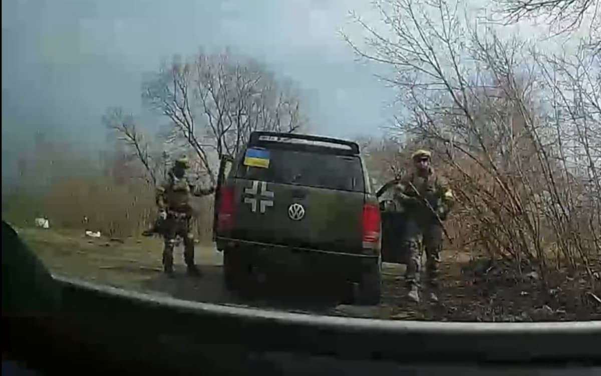 «Ukrainalik harbiylar yosh bolali ayolni kamsitgani» va unga ruscha gapirishni taqiqlagani haqidagi video feyk bo‘lib chiqdi