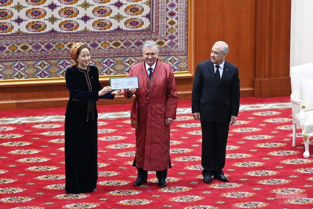 Shavkat Mirziyoyevga Turkmaniston davlat universiteti faxriy professori unvoni berildi