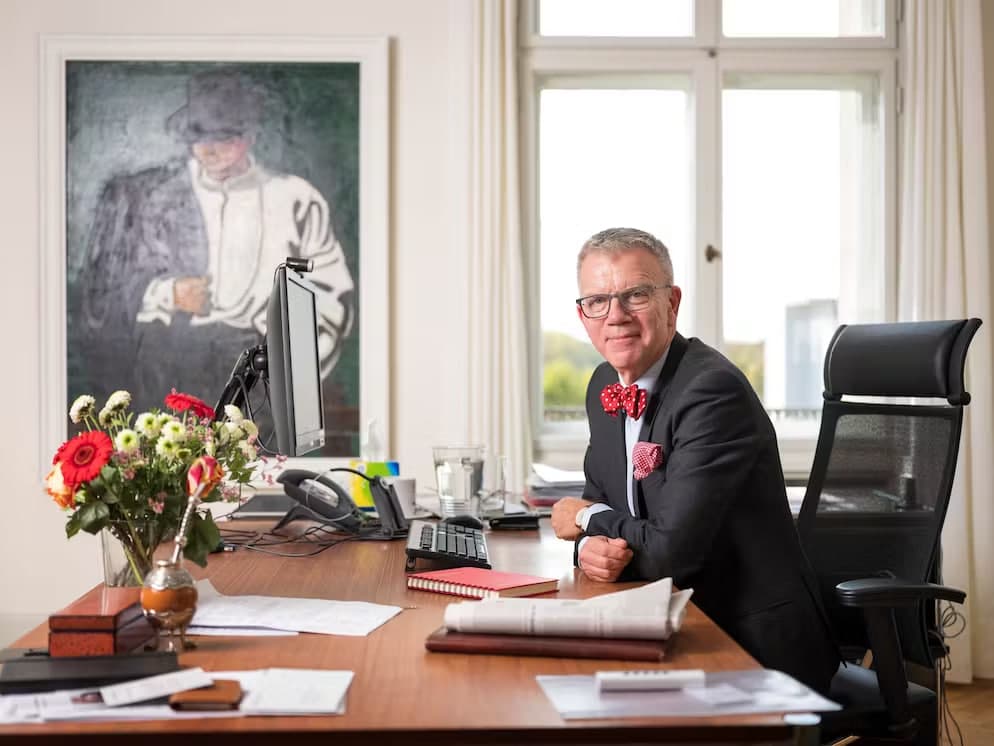 Diplomat Şveytsariyaning Ukrainaga snaryadlar yetkazib berişdan boş tortganini tuşuntirdi