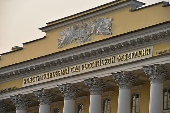 Yuristlar Rossiya KSni “feyklar” haqidagi moddani bekor qilişga çaqirdi