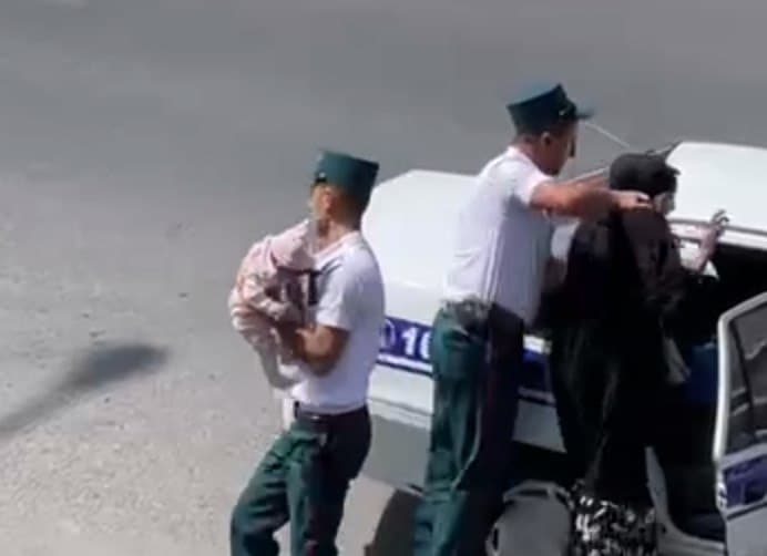 Ayol kishini xizmat avtomobiliga o‘tqazishda ortiqcha qo‘pollik ishlatgan IIB xodimlariga nisbatan xizmat tekshiruvi tayinlandi