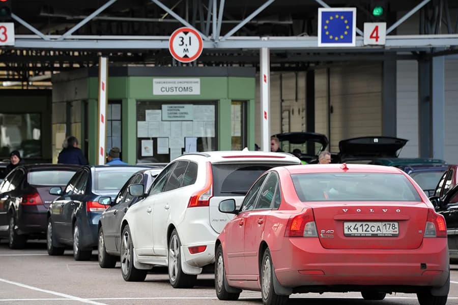Rossiyaliklarga Yevropa Ittifoqiga smartfonlar bilan va shaxsiy mashinalarida kirib kelish taqiqlandi