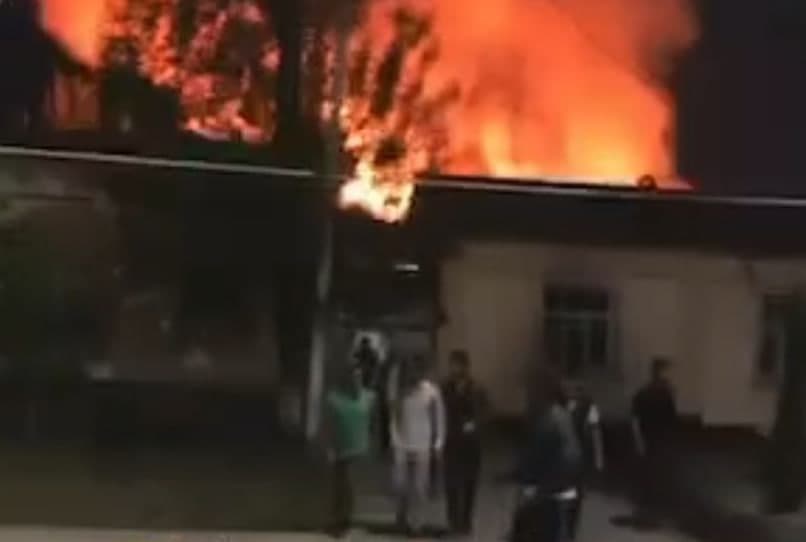 В Ташкенте вспыхнул пожар в двух соседних домах