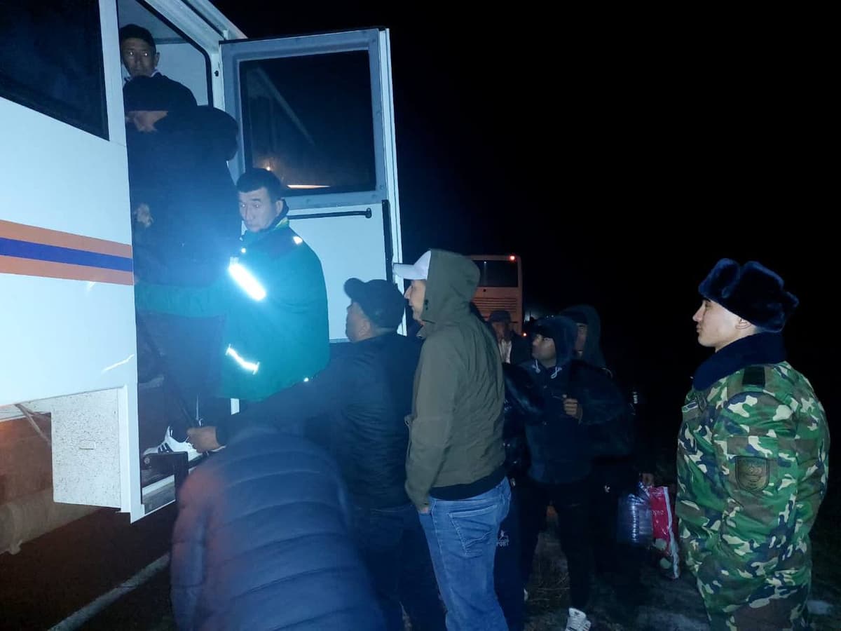 В Казахстане застряли на дороге 63 гражданина Узбекистана