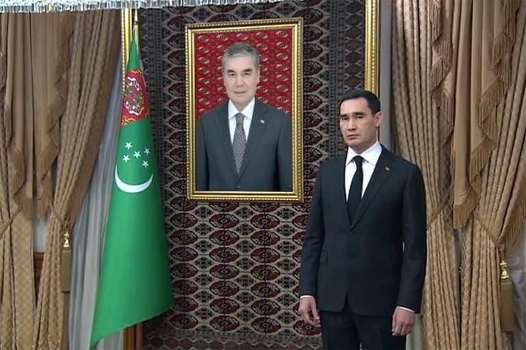 Turkmanistonda prezidentning yangi portreti uçun budjet xodimlaridan pul yiğildi