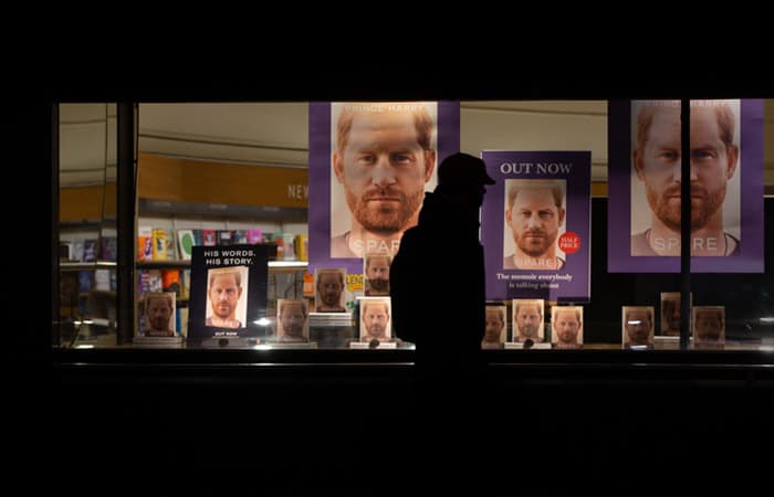 Вызвавшая скандал книга принца Гарри поступила в продажу в Великобритании