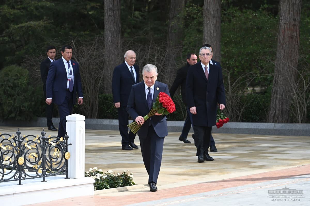 Шавкат Мирзиёев почтил память Гейдара Алиева