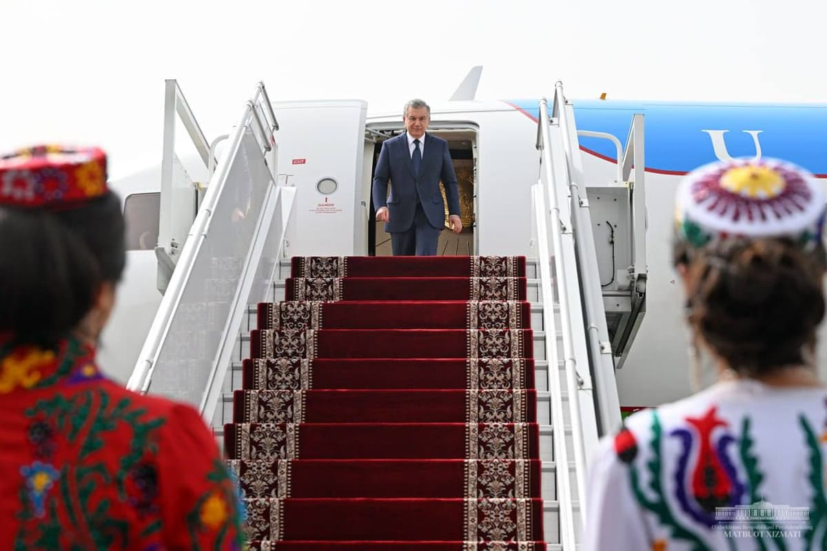 Shavkat Mirziyoyev arrives in Dushanbe