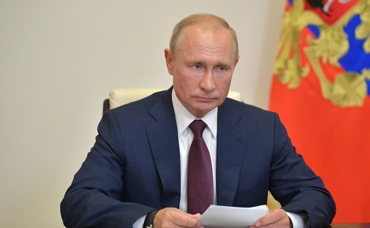 Putin köngillilar haqidagi «feyklar» uçun 15 yilga qamaş töğrisidagi qonunni imzoladi