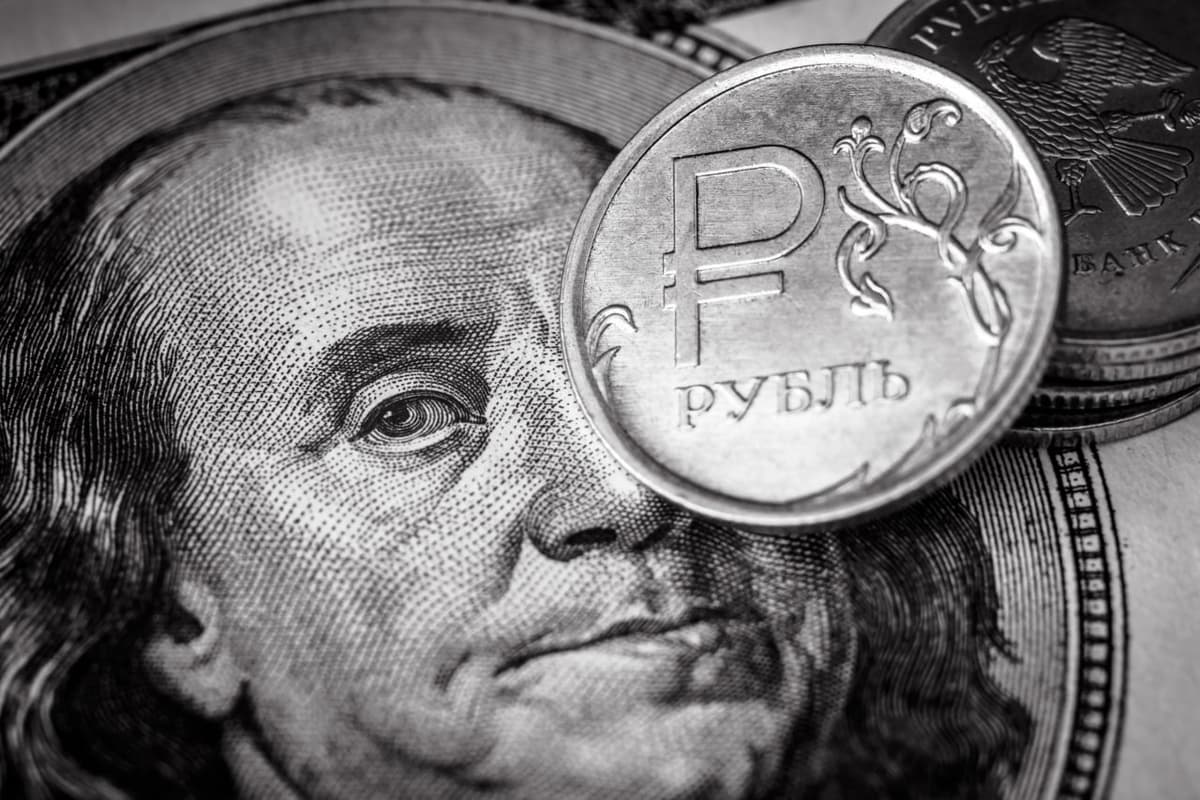 Доллар и рубль подешевели. В ЦБ опубликовали курсы валют