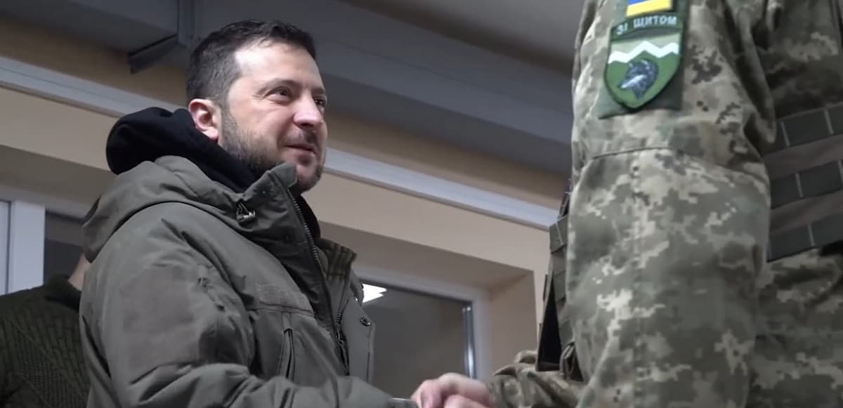Zelenskiy Donbassdagi ukrainalik harbiy xizmatchilarni ko‘rishga keldi