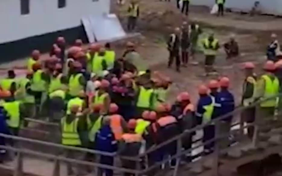 Массовая драка мигрантов попала на видео