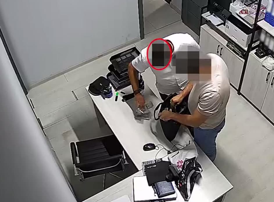 Задержан сотрудник ГУП, который требовал 300 тысяч долларов от бизнесмена за разрешение на строительство домов в Ташкенте