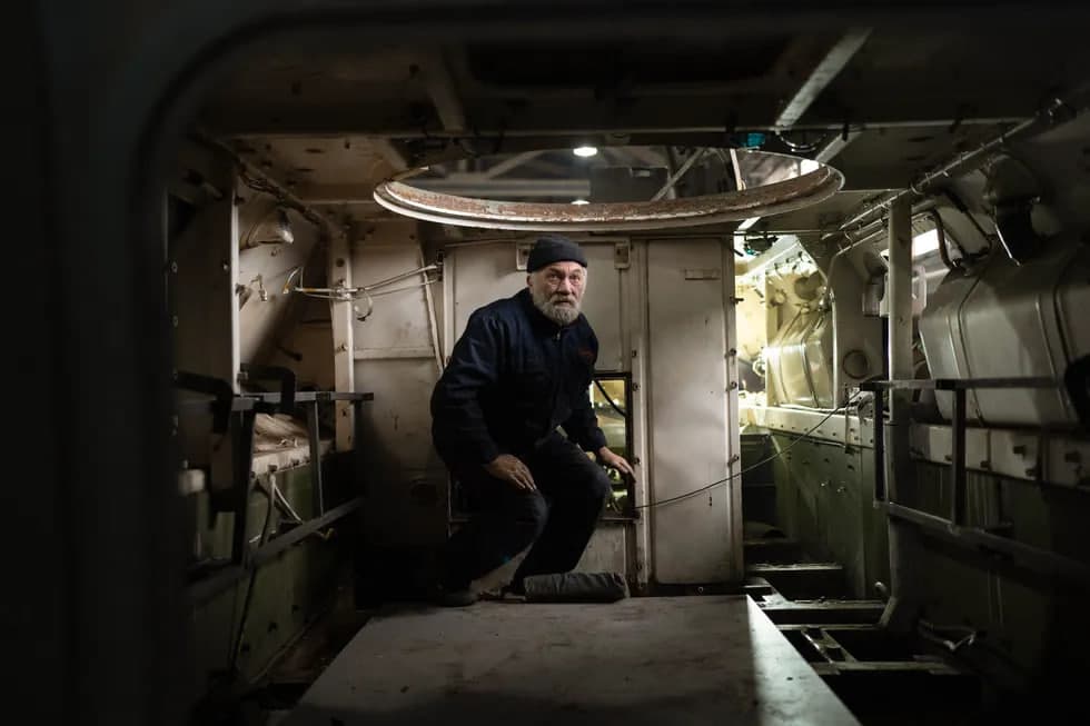 Киев яқинида таъмирланаётган техникалар ва Герасимов билан кўришган Путин. Уруш суратлари