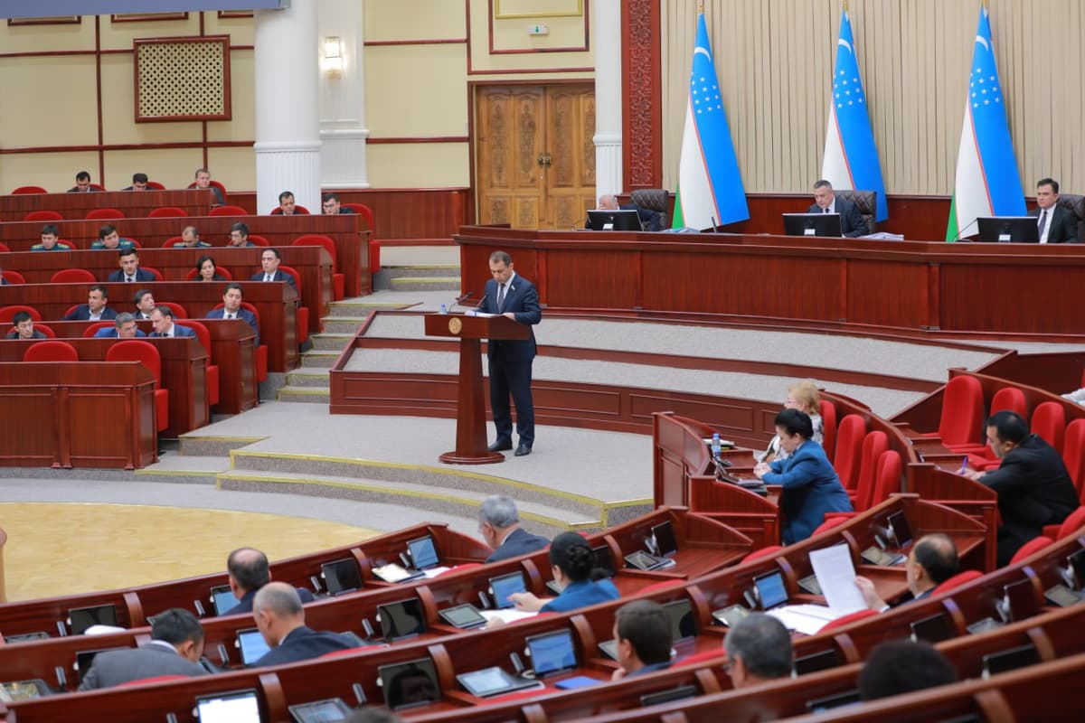 Qonunchilik palatasi majlisida qatnashmayotgan uch deputat nomidan ovoz berildi