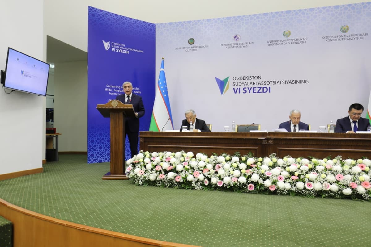 “Hech qanaqa tayyorgarliksiz kelib, shu yerda o‘qib oladi” - Oliy sud raisi prokurorlarni tanqid qildi