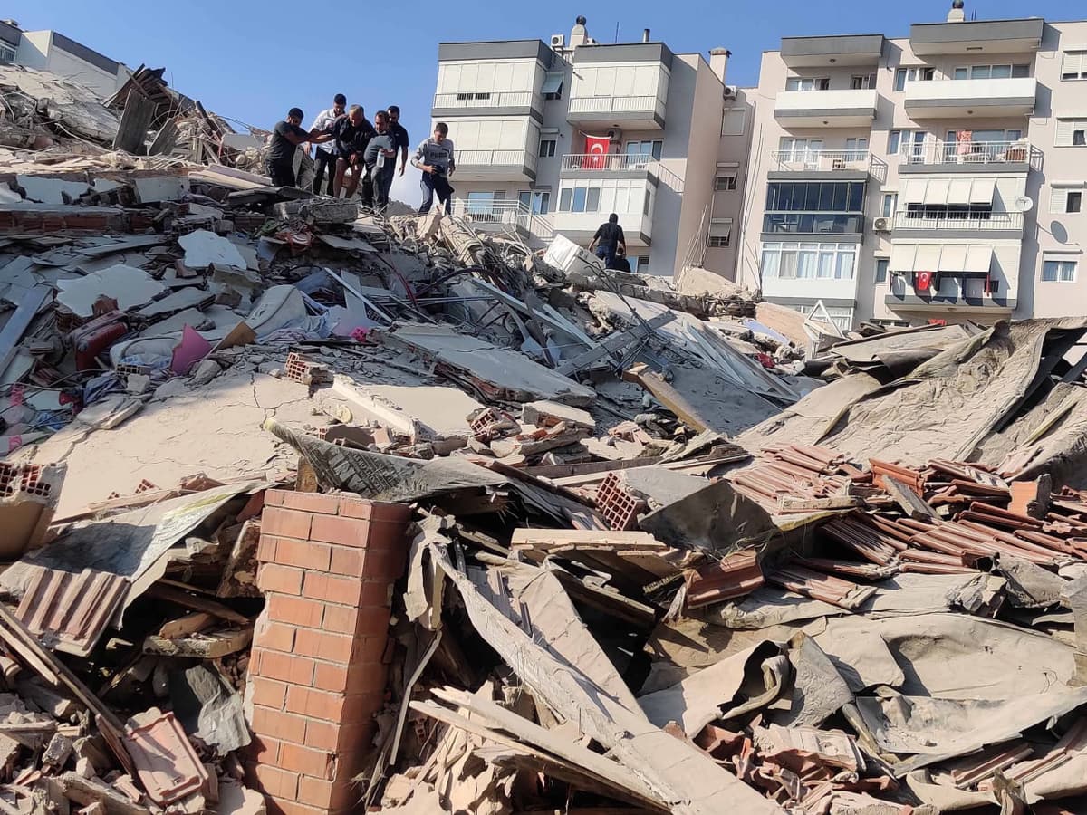 Turkiya kuchli zilzila oqibatida 3 metrga yaqin siljigani aytildi