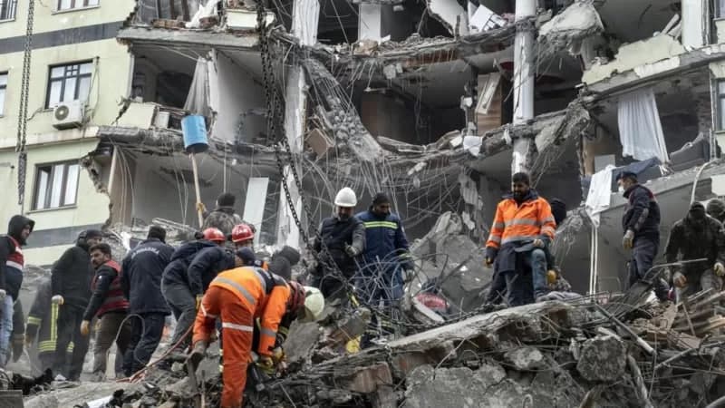 Turkiya va Suriyadagi zilzila: qurbonlar soni 29 mingdan oşgan; qutqaruvçilar işini otişma töxtatib qöygan