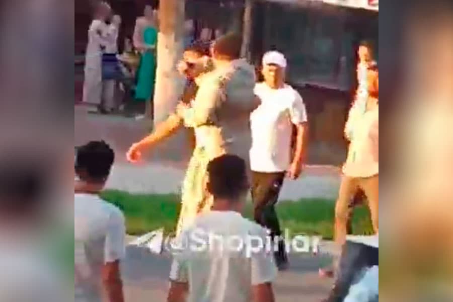 Farg‘onada mijoz mashina oynalarini sindirdi. IIO xodimlari tomoshabin bo‘lib turdi