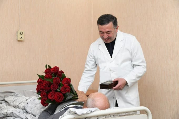 Вазир «Тез ёрдам»нинг калтакланган ҳайдовчисини тақдирлади