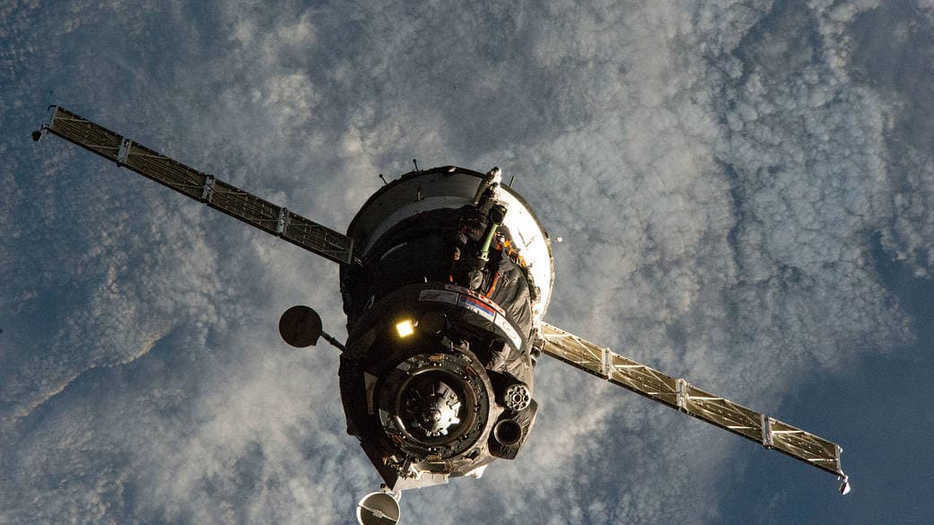 NASA «Soyuz» kemasi astronavtlarini qutqarishni so‘rab SpaceX kompaniyasiga murojaat qildi