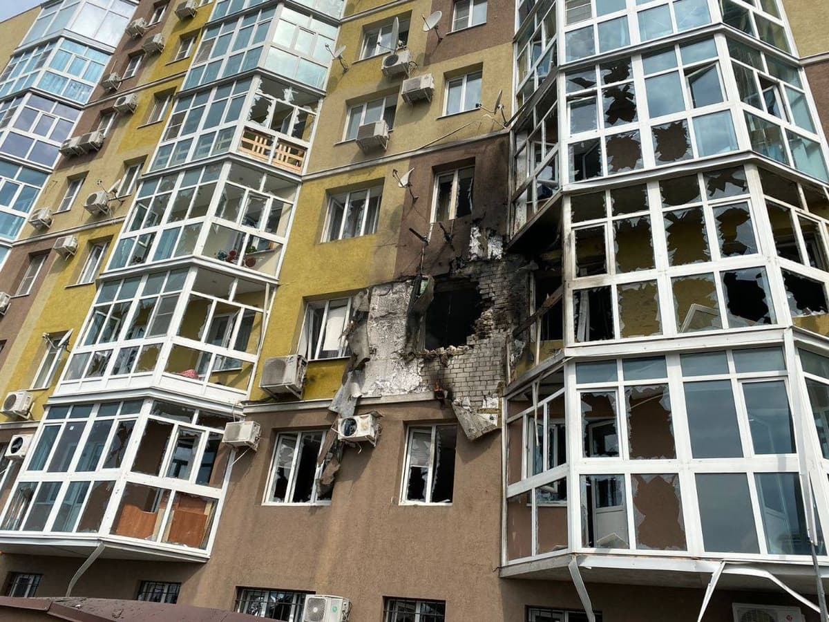 В Воронеже беспилотник врезался в жилой дом