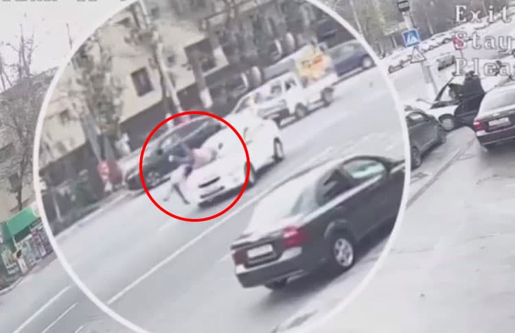 В Шайхантахурском районе столицы автомобиль сбил женщину с ребенком — видео